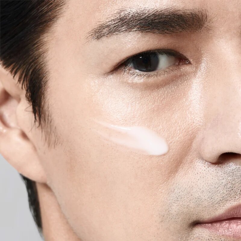 Shiseido Men Energizing Moisturizing Extra Light Fluid fluid regeneráló hatással uraknak 100 ml