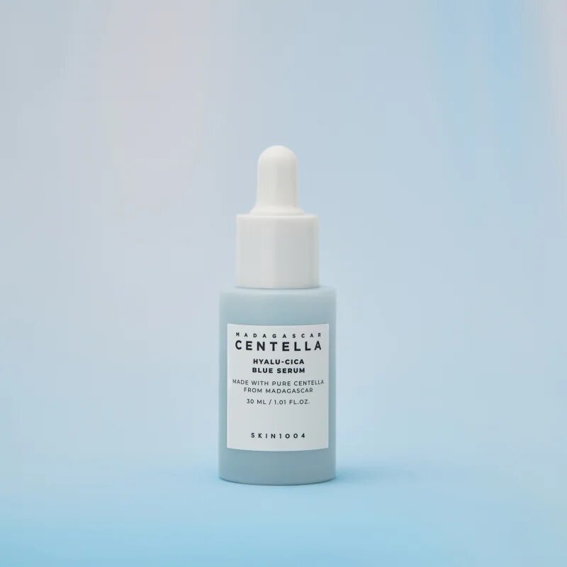 SKIN1004 Madagascar Centella Hyalu-Cica Blue Serum Intenzíven hidratáló szérum az érzékeny bőr megnyugtatásához és erősítéséhez 30 ml