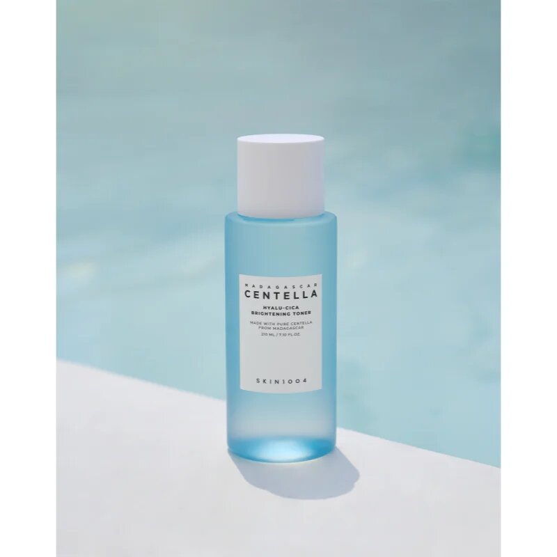 SKIN1004 Madagascar Centella Hyalu-Cica Brightening Toner gyengéd bőrhámlasztó tonik élénk és hidratált bőr 210 ml