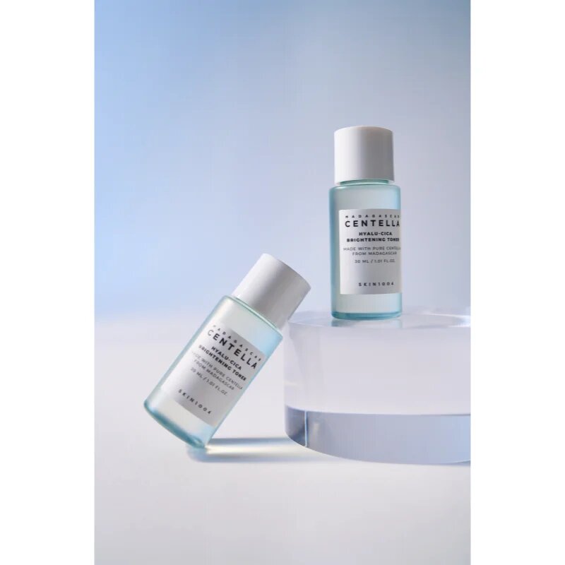 SKIN1004 Madagascar Centella Hyalu-Cica Brightening Toner gyengéd bőrhámlasztó tonik élénk és hidratált bőr 30 ml