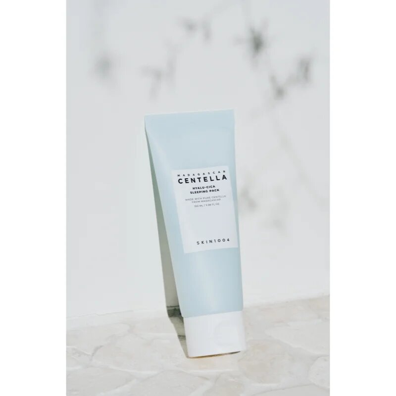 SKIN1004 Madagascar Centella Hyalu-Cica Sleeping Pack tökéletesítő és hidratáló éjszakai arcmaszk a bőr feszességéért 100 ml