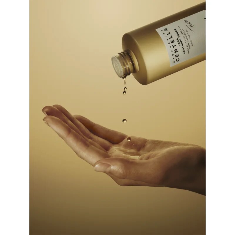 SKIN1004 Madagascar Centella Teca Soothing Toner gyengéd bőrhámlasztó tonik nyugtató hatással 210 ml