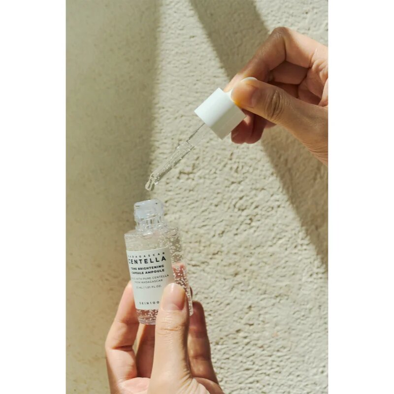 SKIN1004 Madagascar Centella Tone Brightening Capsule Ampoule hidratáló szérum az élénk és kisimított arcbőrért 30 ml