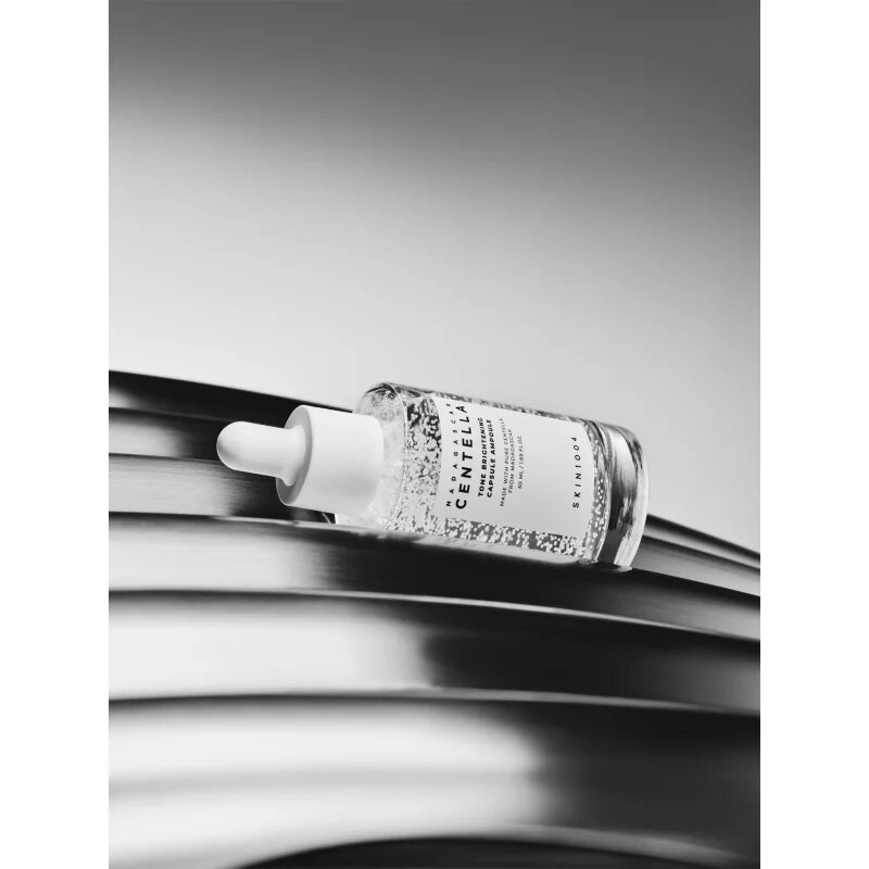 SKIN1004 Madagascar Centella Tone Brightening Capsule Ampoule hidratáló szérum az élénk és kisimított arcbőrért 50 ml