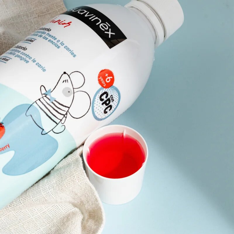 Suavinex Junior 6 y+ szájvíz gyermekeknek íz Strawberry 500 ml