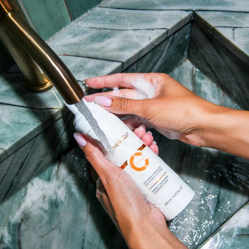 SUNEWMED+ Active Foaming Cleanser Face and Eye Makeup Removal tisztító és szemlemosó hab C vitamin 200 ml