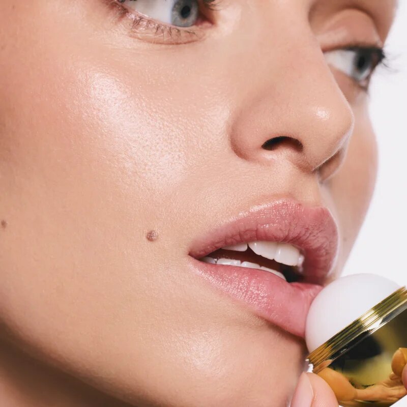 SUNEWMED+ Vanilla Gold Kiss Moisturizing Lip Balm hidratáló ajakbalzsam bambuszvajjal 13 g