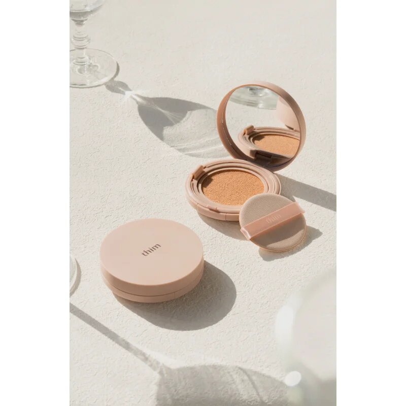 thim Luminous Skin Cushion tartós alapozó sminkszivaccsal élénk és hidratált bőr árnyalat 23 Natural Beige 15 g