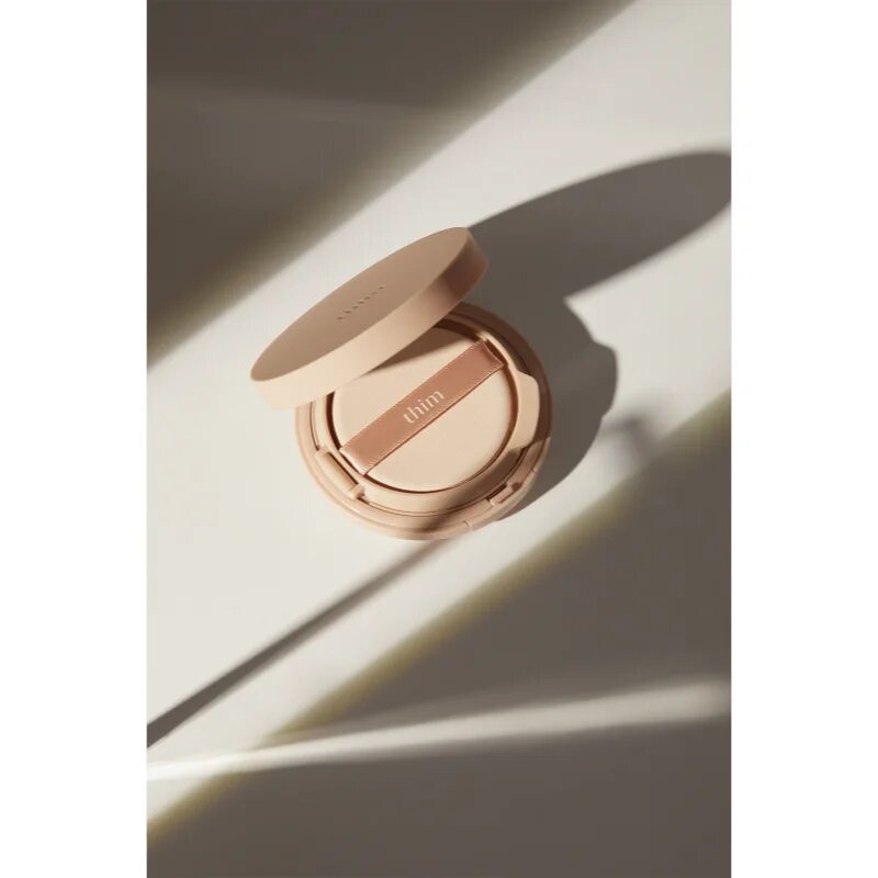 thim Luminous Skin Cushion tartós alapozó sminkszivaccsal élénk és hidratált bőr árnyalat 23 Natural Beige 15 g