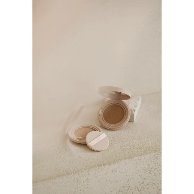 thim Luminous Skin Cushion tartós alapozó sminkszivaccsal élénk és hidratált bőr árnyalat 25 Tan 15 g