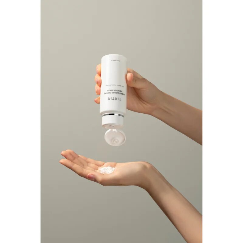 TIRTIR Hydro Boost Enzyme Powder Wash Enzim peeling púder az élénk és kisimított arcbőrért 75 g