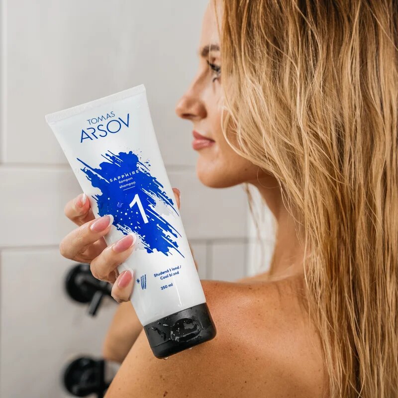 Tomas Arsov Sapphire Blonde Shampoo sampon a sárga tónusok neutralizálására szőkített melírozott hideg szőke hajra 250 ml