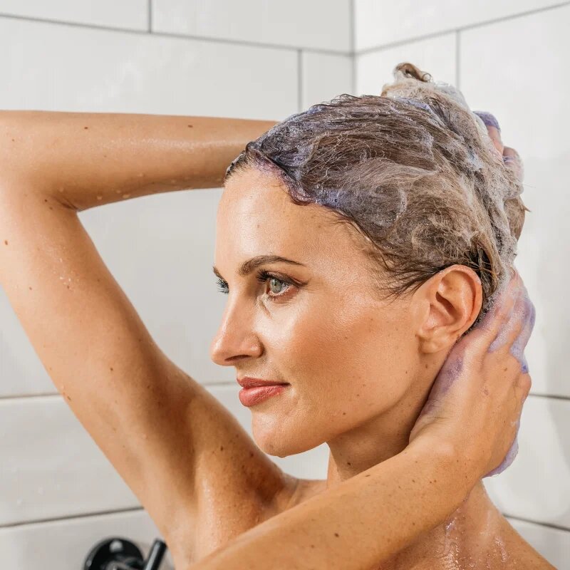 Tomas Arsov Sapphire Blonde Shampoo sampon a sárga tónusok neutralizálására szőkített melírozott hideg szőke hajra 250 ml