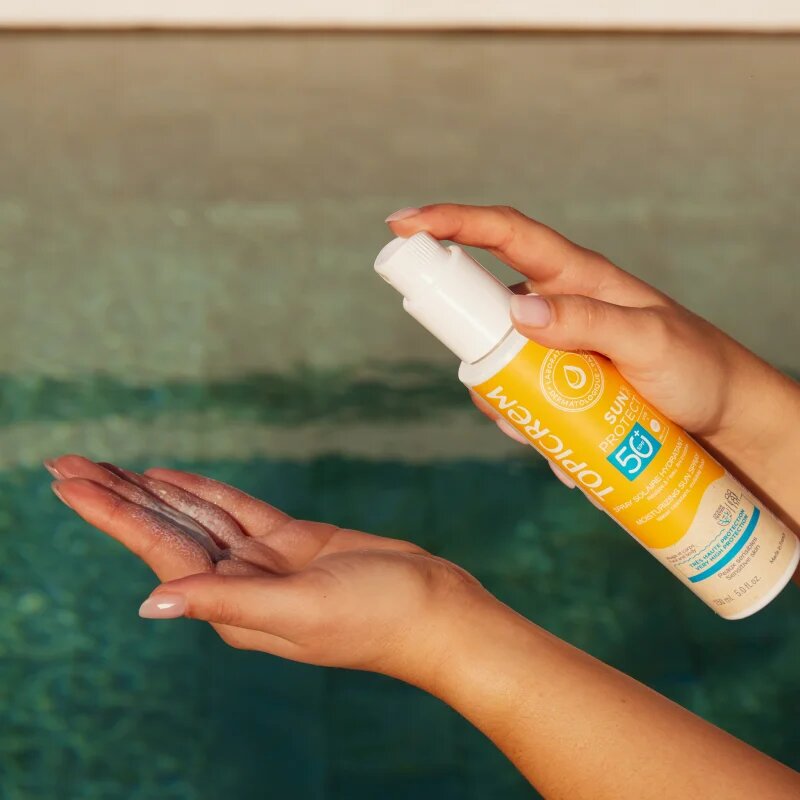 Topicrem Sun Protect Moisturizing Sun Spray védő spray hidratáló hatással SPF 50+ 150 ml