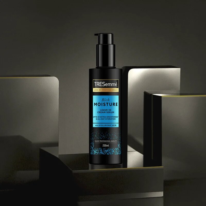 TRESemmé Rich Moisture Leave-In Serum krémes szérum a hidratálásért és a fényért 200 ml