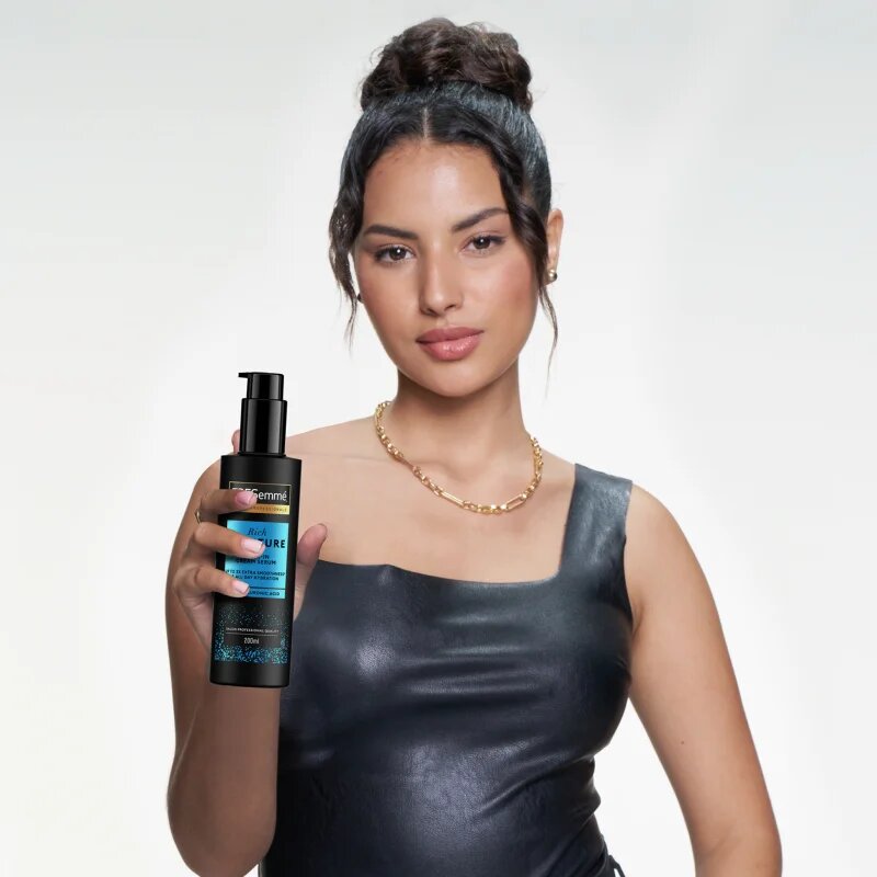 TRESemmé Rich Moisture Leave-In Serum krémes szérum a hidratálásért és a fényért 200 ml