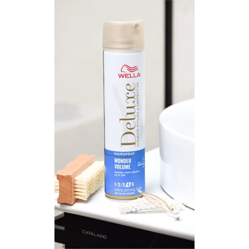 Wella Deluxe Wonder Volume hajlakk erős fixálással dús hatásért 250 ml