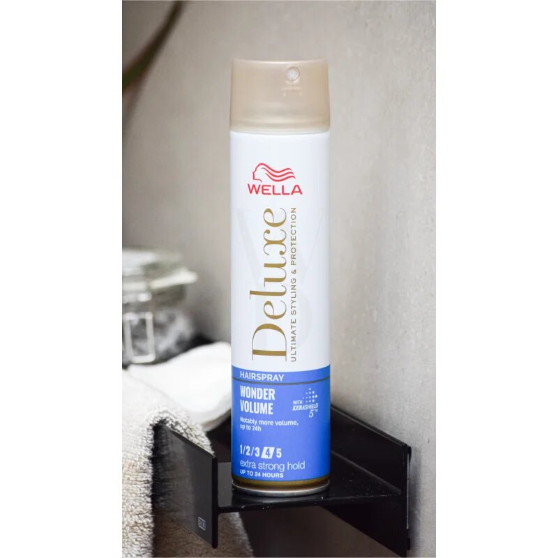 Wella Deluxe Wonder Volume hajlakk erős fixálással dús hatásért 250 ml