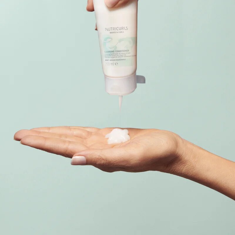 Wella Professionals Nutricurls Waves & Curls tápláló kondícionáló a könnyű kifésülésért 200 ml