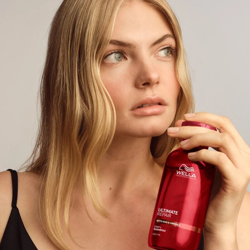Wella Professionals Ultimate Repair Shampoo hajerősítő sampon a sérült hajra 100 ml