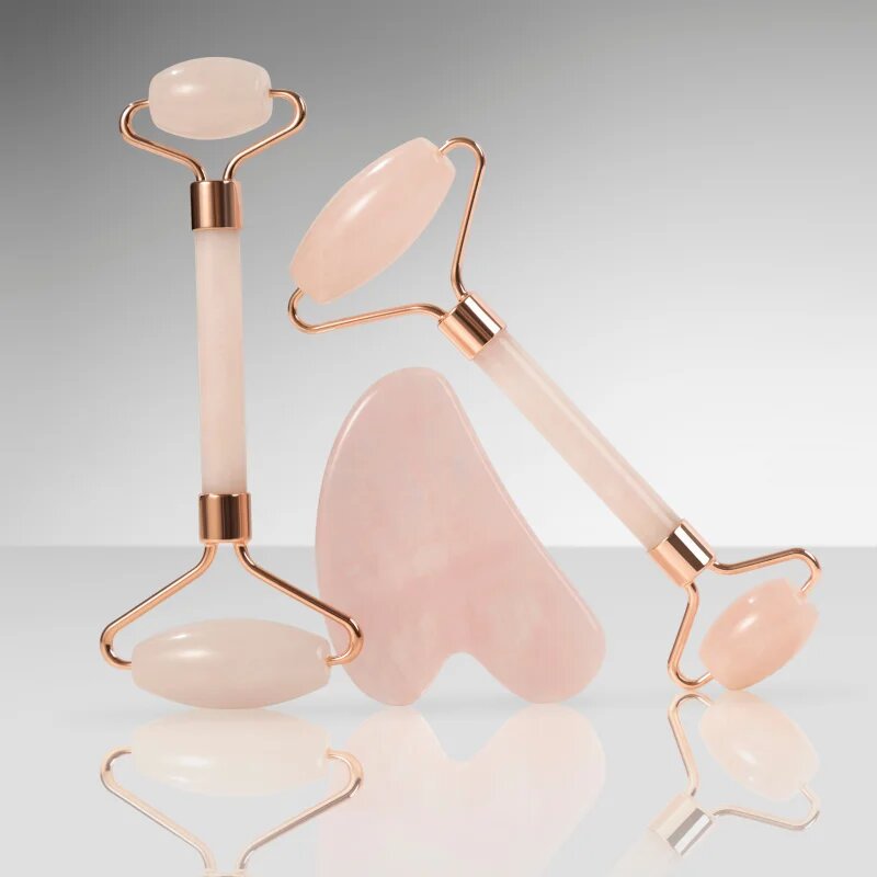 Zoë Ayla Rose Quartz Facial Roller And Gua Sha Tool ajándékszett az arcra